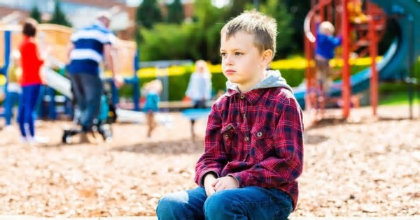 Pessoas que cresceram sem amigos na infância podem ter esses 5 comportamentos, diz psicologia