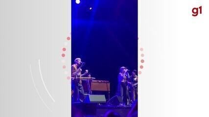 Cantora na plateia sobe no palco, canta hit com Ben Harper e surpreende público em SC; VÍDEO