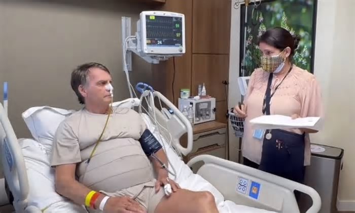 Bolsonaro se exalta ao ser intimado no hopital por oficial de justiça: 'A senhora tem ciência que está em uma UTI?'; veja vídeo