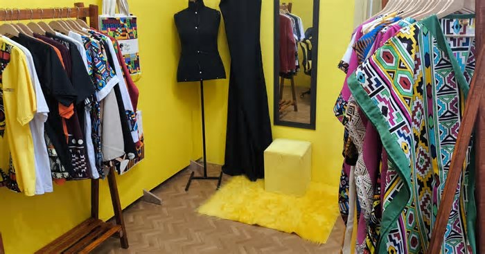 Moda afro-brasileira é a aposta da criadora Jaqueline Daudi, responsável pelos trajes do ateliê NêgaNagô
