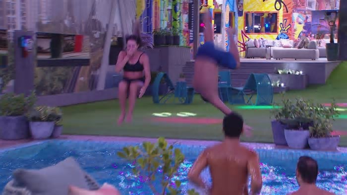Brothers pulam na piscina durante resenha para celebrar o Top 8 do BBB 25
