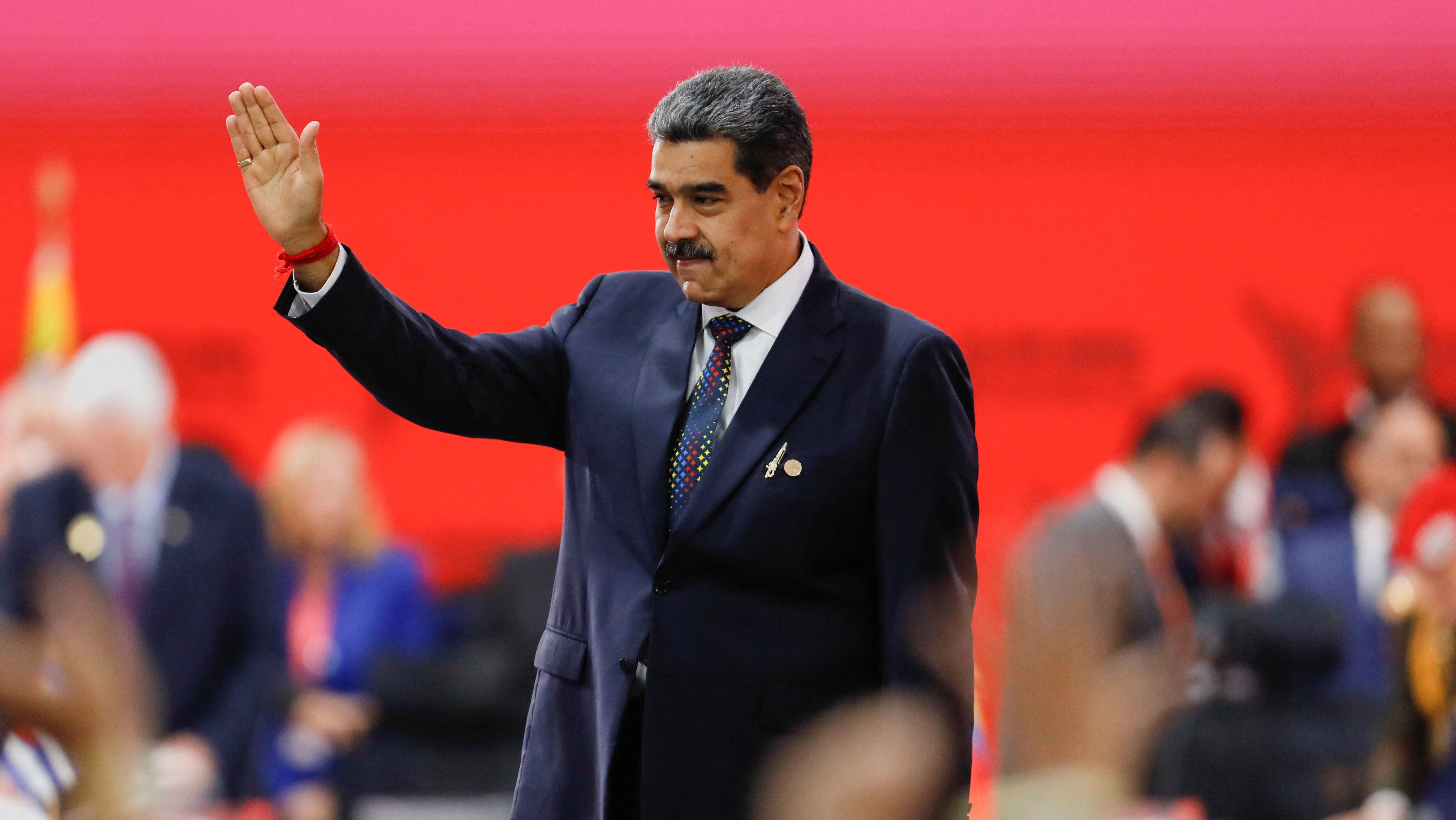 Ditador Nicolás Maduro assina decreto de emergência econômica na Venezuela