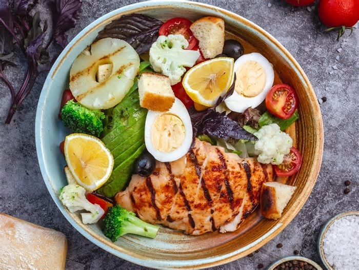 Jejum intermitente ou low carb? Descubra qual estratégia melhora mais sua saúde