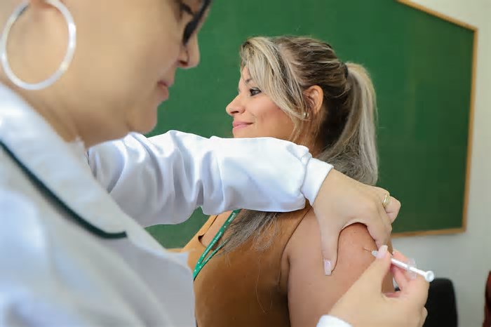 Com 62 óbitos por Covid-19 em 2025, Saúde reforça importância da vacina
