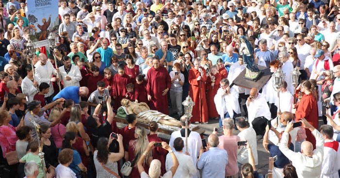 Fé e devoção reúnem centenas de pessoas na procissão com Cristo Morto em Caxias do Sul