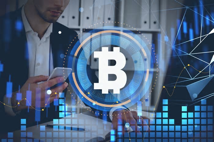 Número de investimentos em criptomoedas se iguala aos fundos de investimento