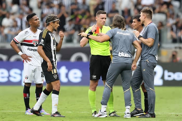 Revolta e cartão vermelho: Zubeldía é expulso em empate entre Atlético-MG e São Paulo