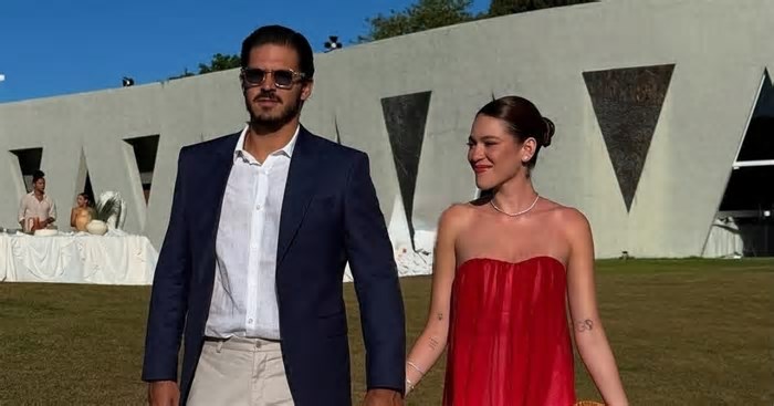 Em Trancoso, ex-BBB Ana Clara prestigia casamento de amigos ao lado do namorado