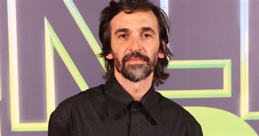 Rubinho da novela 'Vale Tudo', Julio Andrade faz rara aparição ao lado da esposa durante show em SP. Veja fotos!