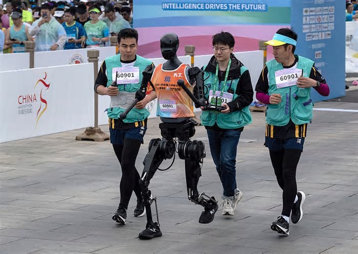 Primeira maratona de robôs da China tem quedas, fumaça e modelos se despedaçando