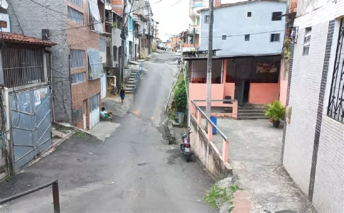 IBGE: um milhão de moradores de Salvador vivem em ruas sem calçadas