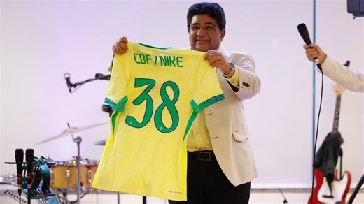 Nova camisa da seleção brasileira, vermelha, 'fere' estatuto da CBF? Entenda o que diz documento