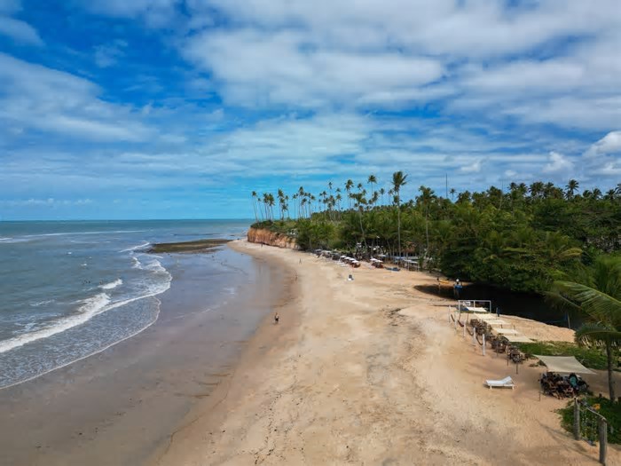 Conheça a primeira praia do Brasil que fica no sul da Bahia