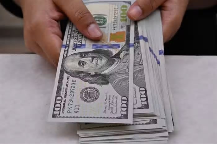 Dólar cai 0,16% e fecha a R$ 5,71