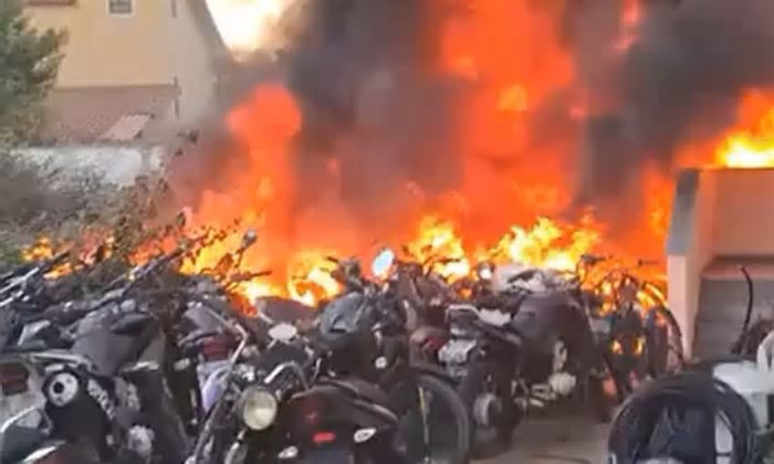 Motos são incendiadas em estacionamento de delegacia do Rio de Janeiro em possível retaliação de facção
