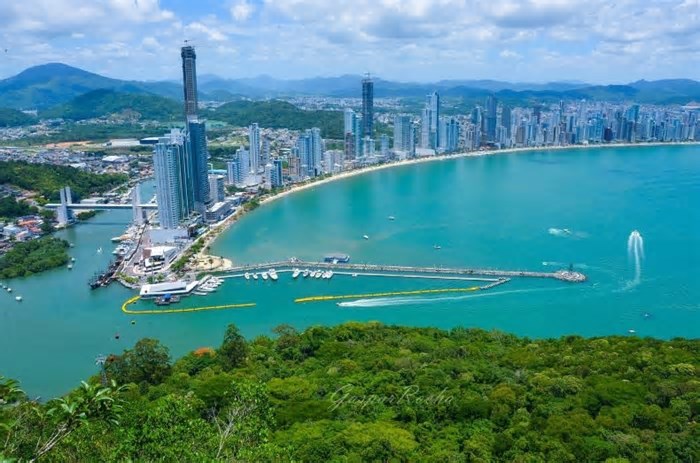 Balneário Camboriú se torna reduto de goianos em busca de imóveis de luxo