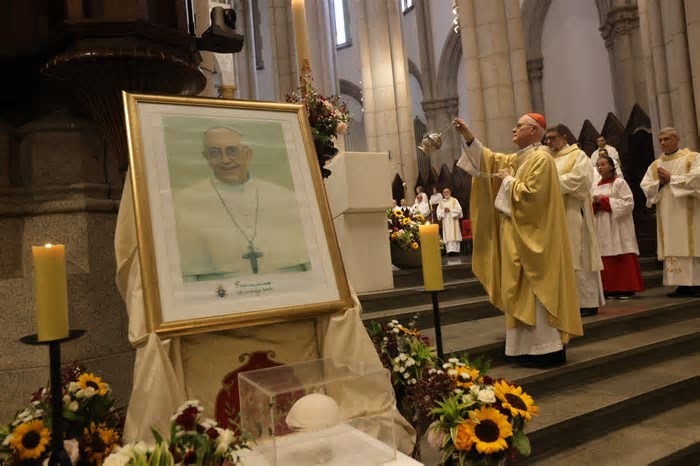 Milhares de fiéis lotam missa em homenagem ao papa Francisco na Catedral da Sé, no Centro de SP