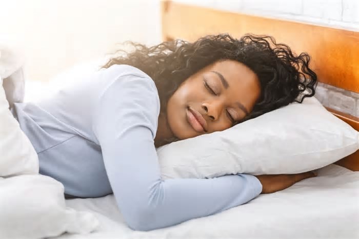 O lado que você dorme faz toda diferença na saúde do seu estômago; entenda