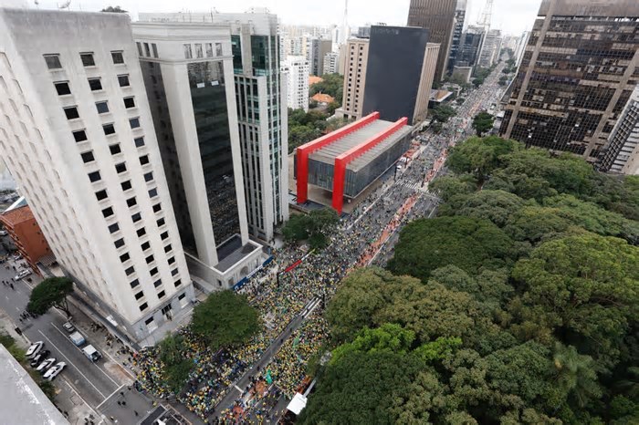 Bolsonaro e apoiadores se reúnem em ato na Paulista pela anistia dos condenados pelo 8 de Janeiro