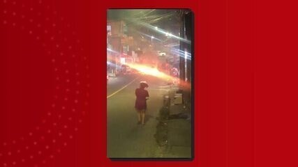 Manifestantes ateiam fogo em objetos e interditam vias do bairro Compensa