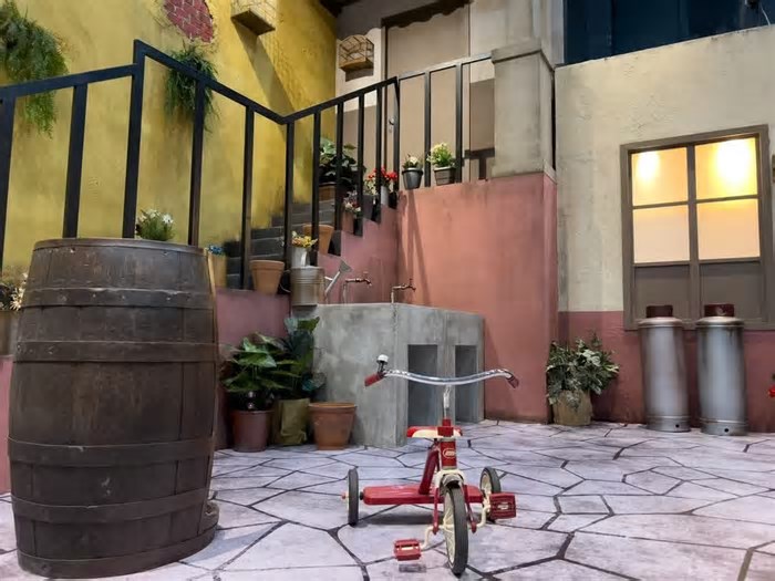 Exposição da série 'Chaves' leva vila e até sala da Bruxa do 71 para shopping