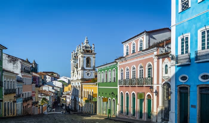 Com praias paradisíacas, cultura vibrante e história única, a Bahia atrai quase 2 milhões de visitantes por ano