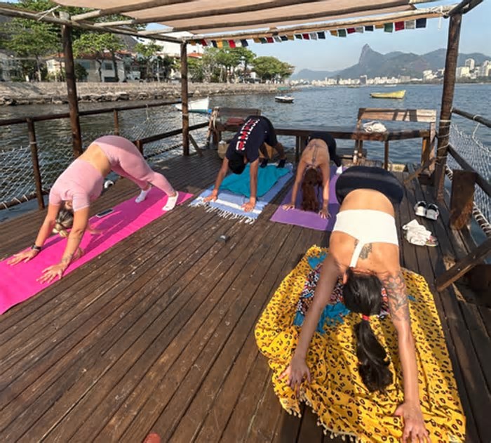 Ioga em deque flutuante na Baía de Guanabara é nova opção de exercício: saiba mais sobre a atividade