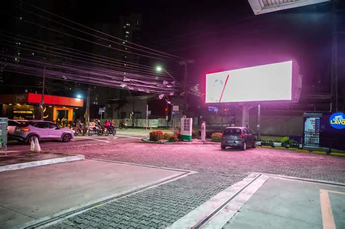 Outdoors de LED em Fortaleza geram riscos ao trânsito e incômodo a moradores; ‘poluição visual’