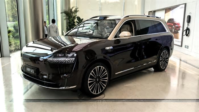A bordo della M9 a guida autonoma: l'auto procede senza che l'uomo orienti lo sterzo o utilizzi freno e acceleratore