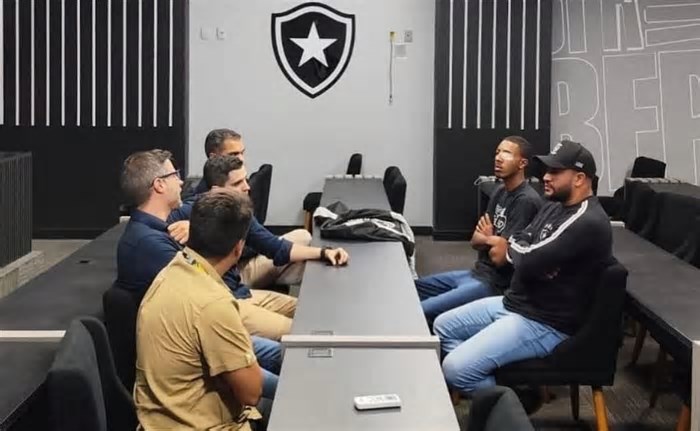 Torcida organizada tem reunião com diretores do Botafogo e divulga nota nas redes sociais