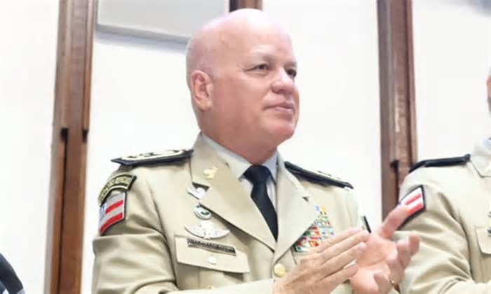 Ex-comandante-geral da PM da Bahia é aposentado com remuneração de R$ 64 mil após ser exonerado
