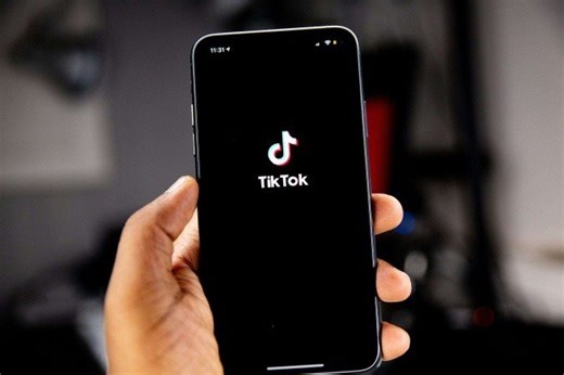 TikTok lança feed com conteúdos educativos e celebra presença feminina na ciência