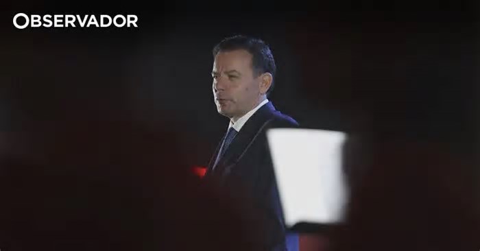 Montenegro responde a Pedro Nuno sobre situação do SNS: 