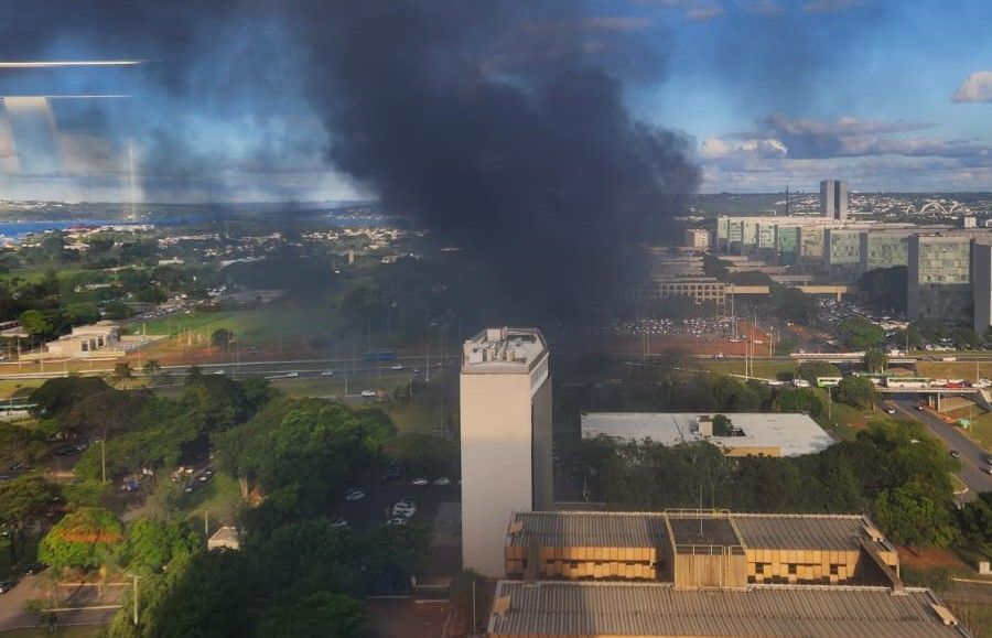 Incêndio atinge área externa de anexo do Ministério da Educação em Brasília
