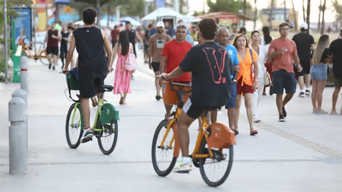 Feriado e suspensão nos patinetes: Praia de Iracema tem movimentação moderada