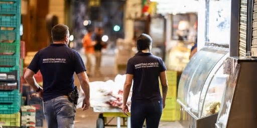 Operação no Mercado Público de Porto Alegre apreende 6,2 toneladas de carnes e pescados impróprios para consumo