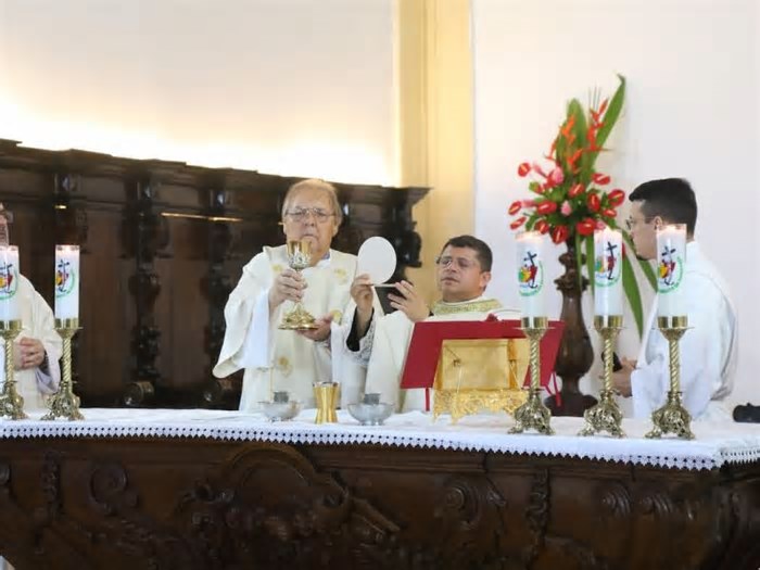 Domingo de Páscoa: fiéis participam de missa com bênçãos especiais na Catedral da Sé, em Olinda