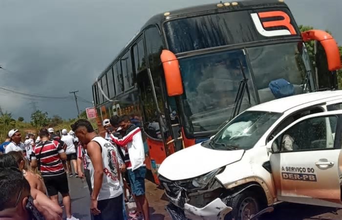 Ônibus com torcedores do Santa Cruz se envolve em acidente com pelo menos dois carros na BR-101, no Conde
