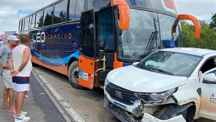 Ônibus com torcedores do Santa Cruz se envolve em acidente na BR-101/PB