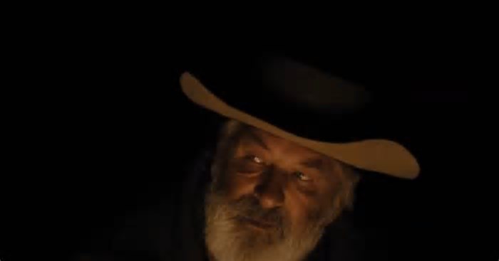 Três anos após a tragédia nas gravações, novo trailer de 'Rust' mostra Alec Baldwin como bandido