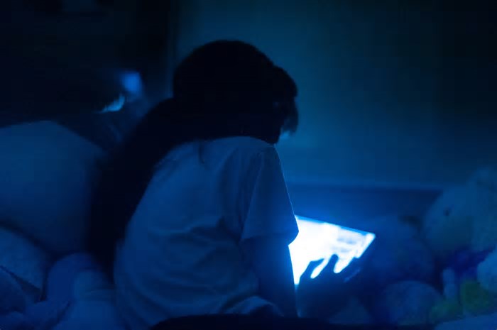 Sono desregulado e risco à saúde: jet lag social atinge 83% dos jovens no Brasil, aponta estudo