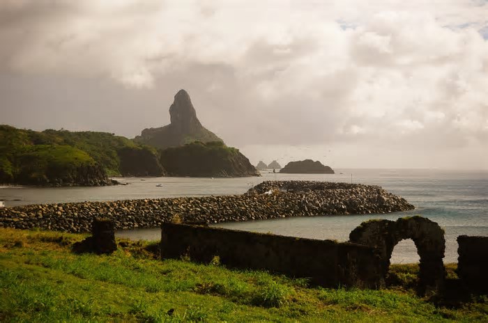 Como se Locomover em Fernando de Noronha: Guia Completo 2025