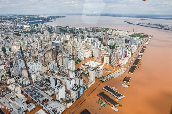 Enchentes no Rio Grande do Sul: após um ano, ONG Teto Brasil inicia construção de centro comunitário