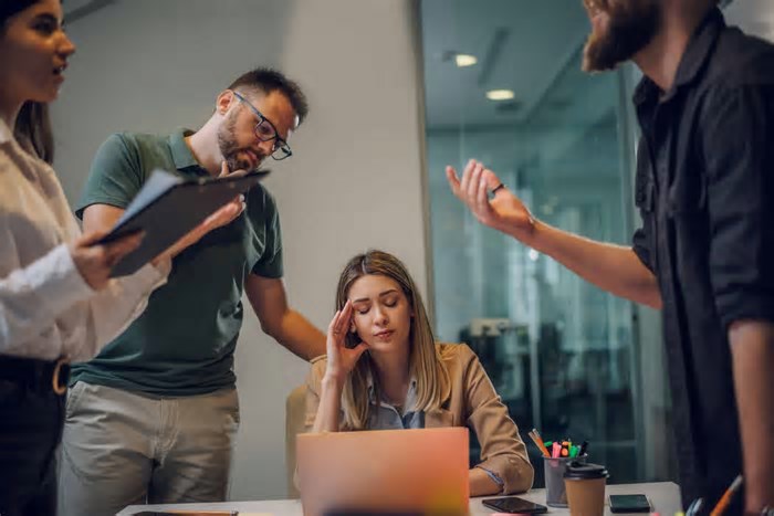 Afastamentos por saúde mental no trabalho crescem 70% no Brasil