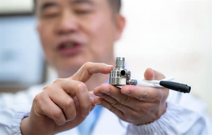 Menor coração artificial do mundo levitado magneticamente salva menino na China