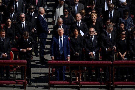 Donald Trump quebra dress code no funeral do papa Francisco