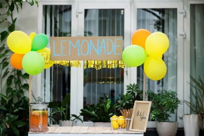 Eles transformaram a barraca de limonada da filha em um negócio que gera até US$ 15.600 por mês