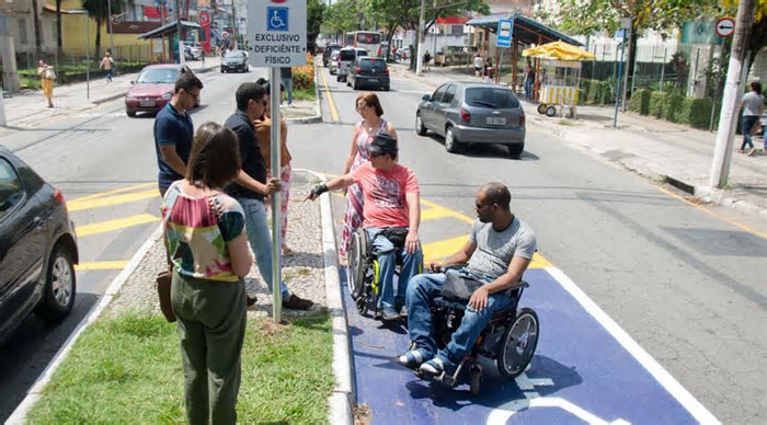 Censo 2022: dois em cada três brasileiros moram em vias sem rampa para cadeirantes