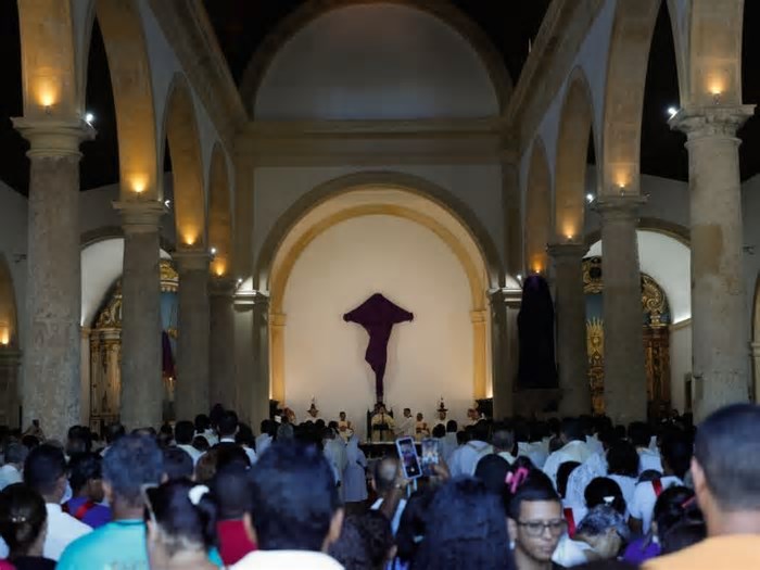 Missa dos Santos Óleos: fiéis lotam a Catedral da Sé, em Olinda, para celebrar momento religioso