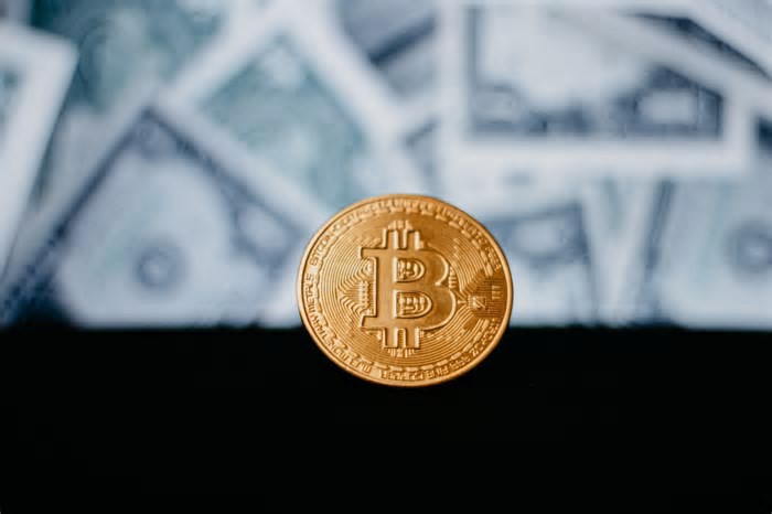 Bitcoin contraria bolsas e sobe em ‘Dia D’ das tarifas nos EUA